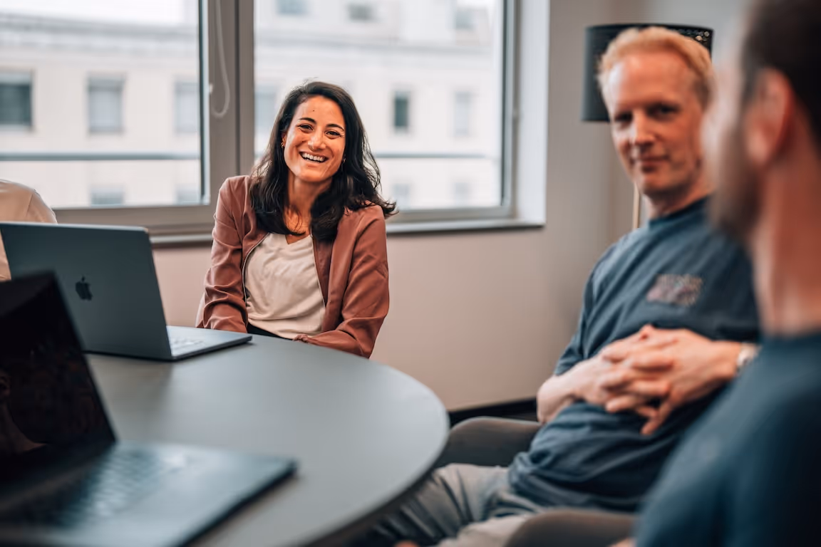 Team sitz am runden Tisch zusammen
