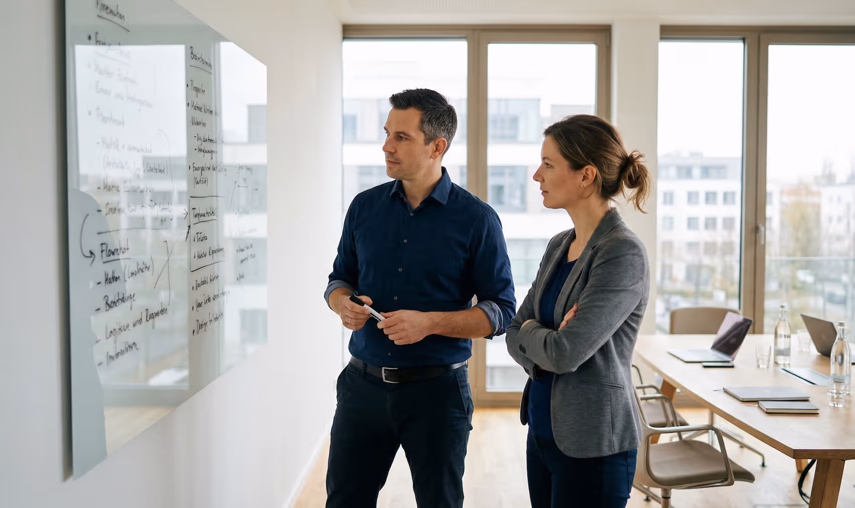 Auswahlt Cloud vs On Premise Kollegen im Bu ro vor Whiteboard